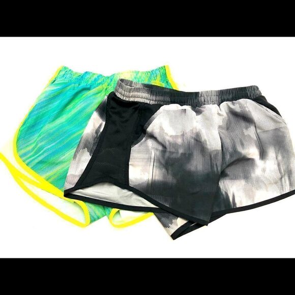 Bundle under armour heat gear and Nike dri-fit womens shorts size S - Picture 1 of 11